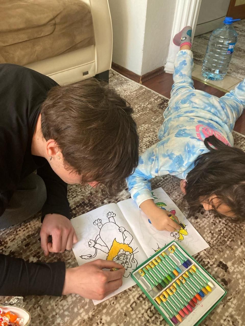 Padre e hija creando juntos