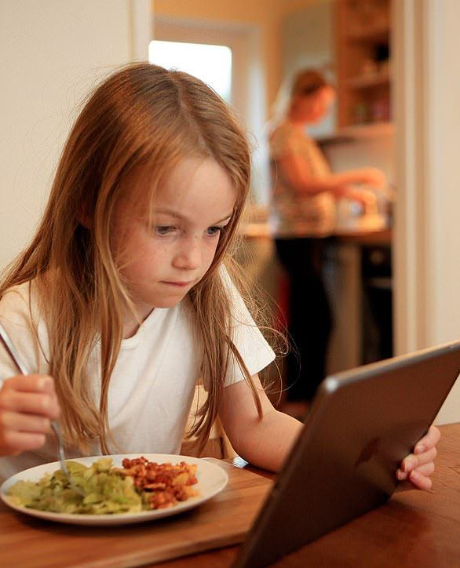 Distraída con la tablet en la mesa
